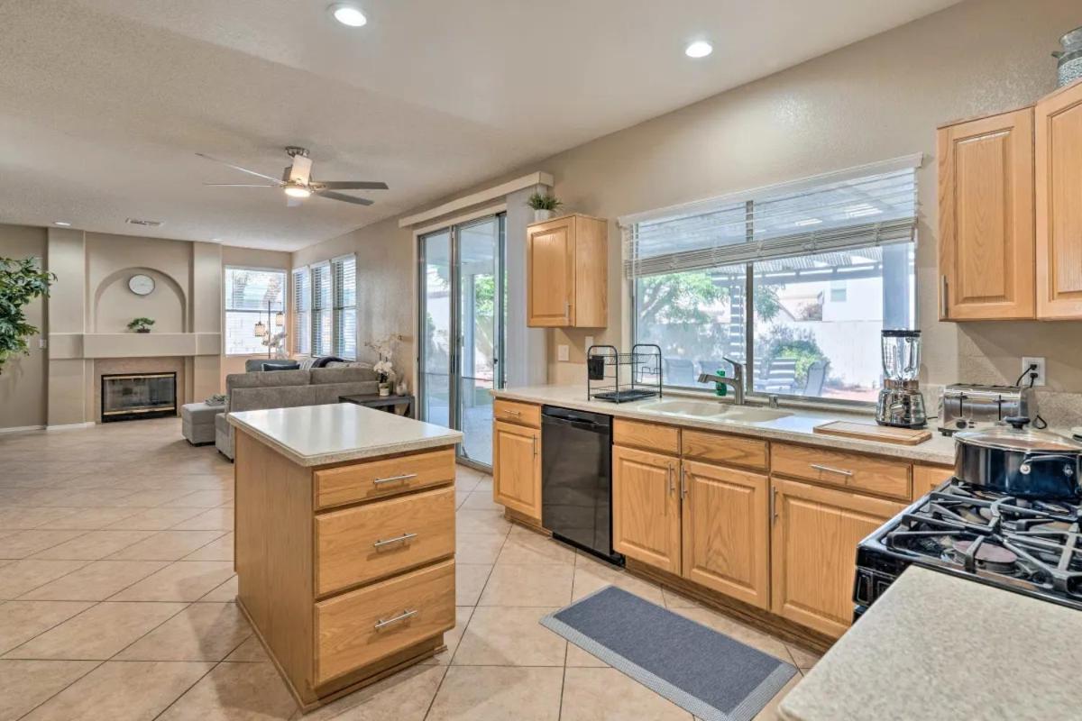 A Beautiful House With Hot Tub, Grill & Games! Ferienhaus